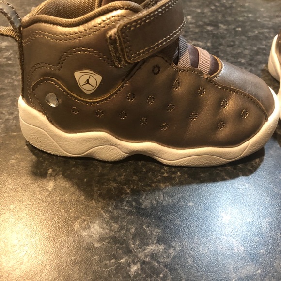 Jordan’s gold toddler girls 7c - Picture 2 of 8